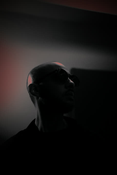 Perfil de BE SKILLZ en contraluz