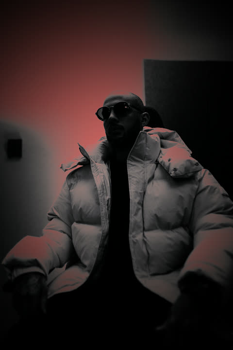 BE SKILLZ sentado con campera blanca y anteojos oscuros