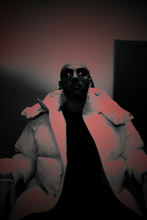 BE SKILLZ con campera blanca, de frente