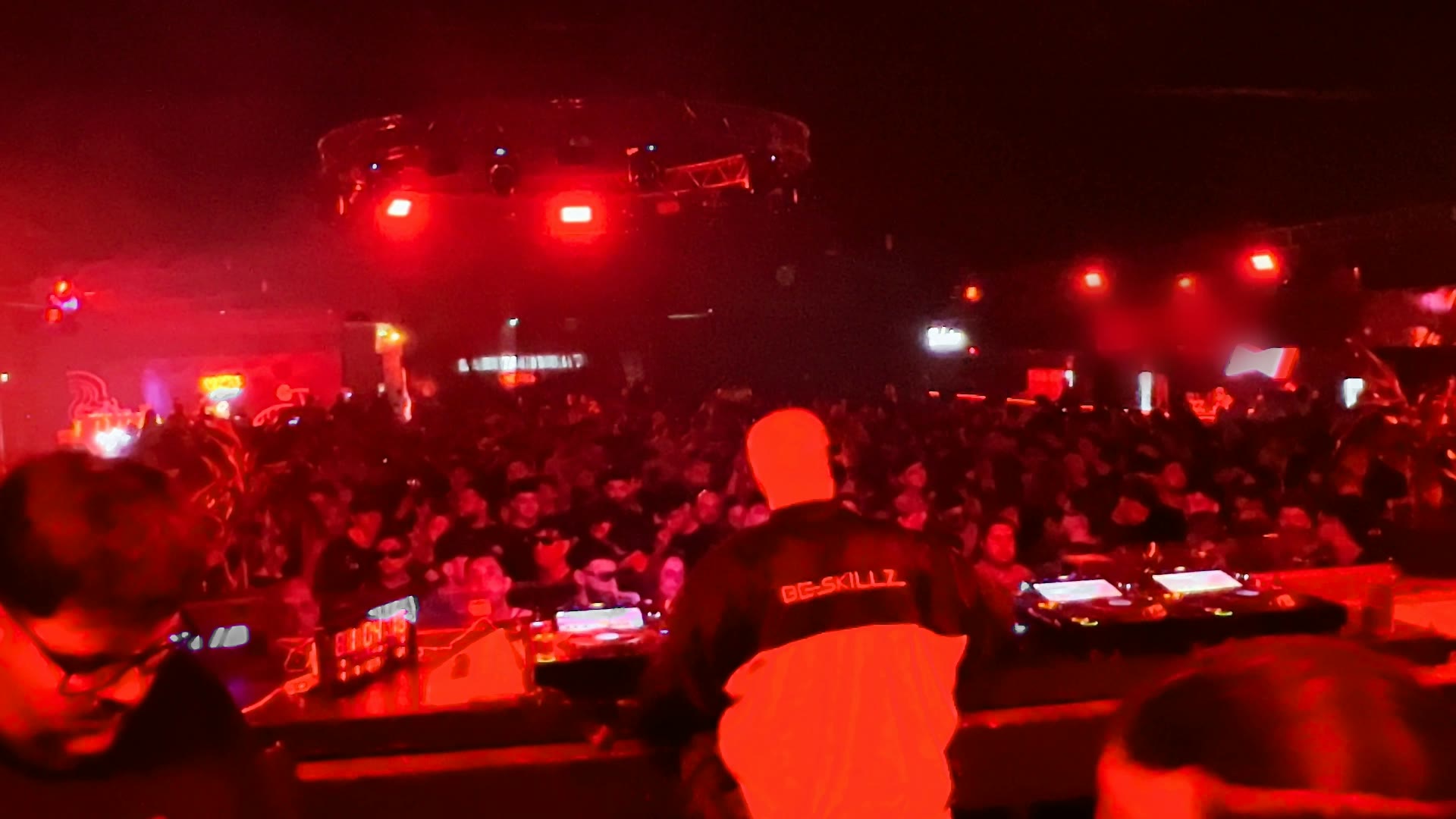 BE SKILLZ mezclando con auriculares en La Estación, Córdoba, bajo la luz roja del club